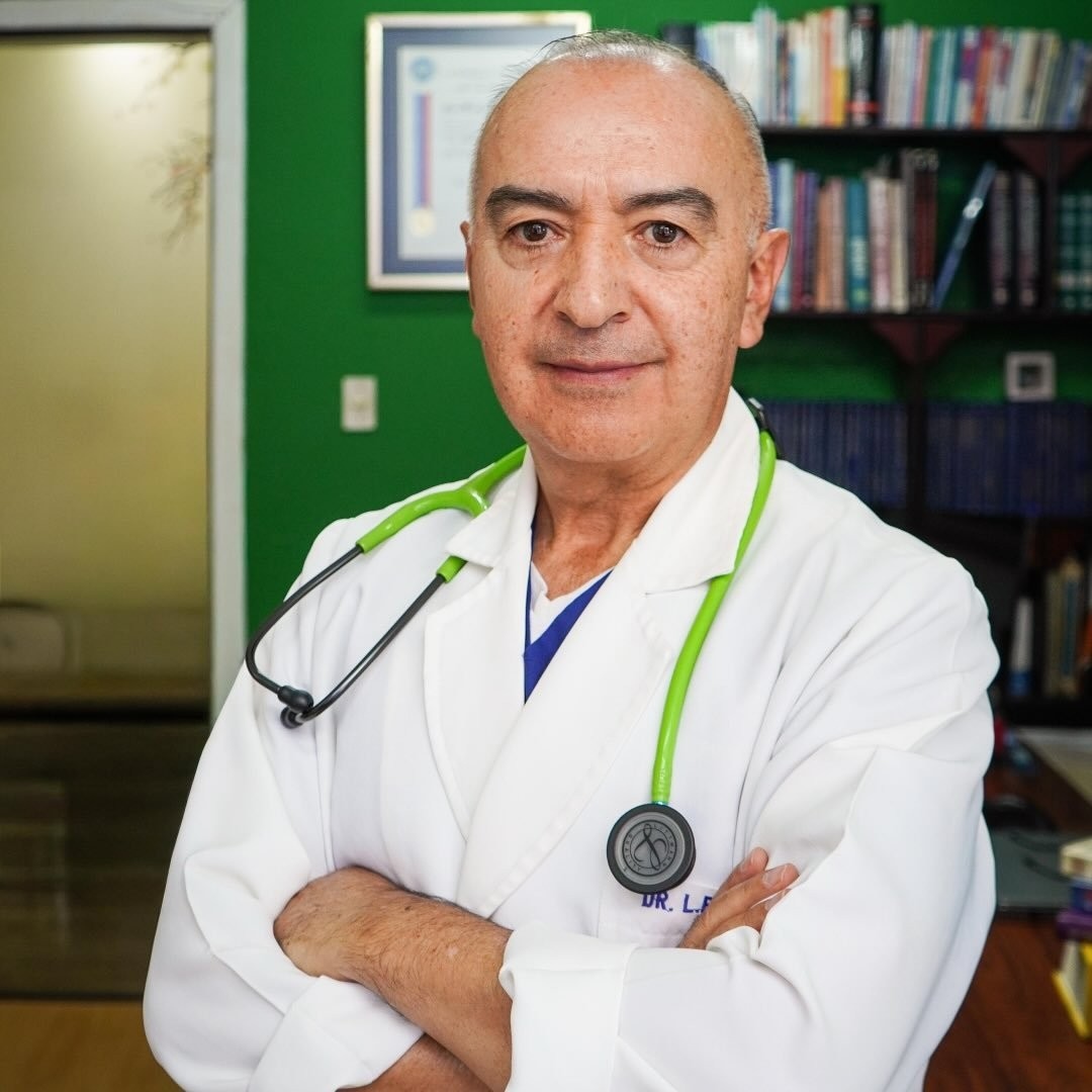 Dr. Lauro Ermely Espinosa en consulta